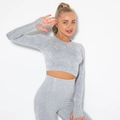 Dettaglio del set yoga grigio marmorizzato con maglia a maniche lunghe e leggings alti - Grigio Chiaro Lavato