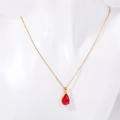 Collier goutte d'eau plaqué or 18 carats avec zircon rouge sur un mannequin blanc - Juillet-Rouge