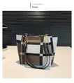Detailansicht der khakifarbenen Tragetasche mit Ledergriffen und goldenen Kettendetails - Khaki