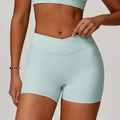 Hellblaue Yoga-Shorts mit hohem Bund und stylischem V-Kreuz-Design für Damen im Fitness - Cremegrün