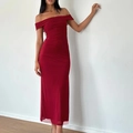 Elegantes weinrotes schulterfreies figurbetontes Maxikleid für Damen mit Schlitz - S / Burgunderrot