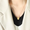 Collana a doppio strato in titanio con ciondolo a ritratto ovale dorato sulla modella - Collana a strato singolo dorata con ciondolo ovale (P805) / 50+5cm
