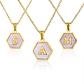 Collana dorata con pendente esagonale, intarsio di conchiglia rosa e lettere A S M - Lettera M / Esagono Conchiglia Rosa Oro