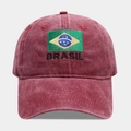 Dettaglio del ricamo della bandiera brasiliana su un cappellino da baseball vintage bordeaux - Regolabile / Borgogna
