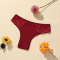 Détail de culotte en coton côtelé rouge foncé avec empiècements en dentelle et fleurs - Bordeaux