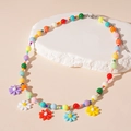 Vista de detalle del collar de cuentas de colores con colgantes de flores en resina - Estilo de flor multicolor