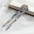 Close-up of wavy U-shaped acetate hair fork with elegant pastel marble texture - Blue Purple