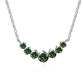 Dettaglio macro della collana in argento S925 con 7 pietre di moissanite verde graduate - 2.8 Carati / Argento 18K Pietra Verde Scuro
