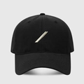 Detalle de gorra de béisbol negra que muestra el bordado blanco y la textura de la tela - Ajustable / Negro
