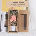 Getrocknete rosa Gänseblümchen im Glasflakon mit Kraftpapier-Geschenkbox und Fenster - Magenta Gänseblümchen
