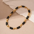Détail du collier vintage avec émail noir et maillons croisés dorés sur pierre - Collier Noir