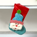 Detail van rode fluwelen kerstkous met 3D-Kerstman en decoratie met pailletten op de muts - Grote Kop Sok-Kerstman