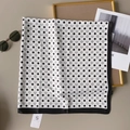 Detailansicht eines schwarz-weißen Seidenschals mit Punkten und edlen Buchstaben - 90*90cm / Weiß