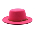 Gros plan détaillé d'un chapeau en feutre de laine rose fuchsia avec ceinture en cuir marron - M (56-58cm) / Rose rouge