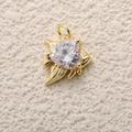 14k vergulde koi vis hanger met een grote hartvormige heldere zirkonia edelsteen - Goud Hart Vis (A0775)