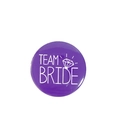 Paarse Team Bride blikken badge met witte letters voor vrijgezellenfeesten en bruidsfeestjes - Paarse Achtergrond Team Bride