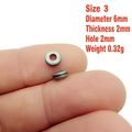 Detail von 6mm Metallscheiben-Perlen mit genauen Maßen auf einem Finger - 3# (6x2mm)