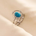 Détail macro d'une bague rétro en acier inoxydable sertie d'une turquoise et bordure perlée - Base Argentée Texture Pierre Bleue Foncée