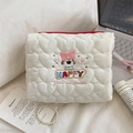 Dettaglio trousse bianca trapuntata a cuore con ricamo di cucciolo e scritta Happy ricamata - Cane Con Grande Fiocco Portatile