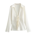 Détail d'une chemise en satin crème avec des nœuds papillon et une texture de manche - XS / Blanc