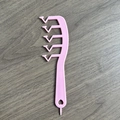 Rosa Z-förmiger Haarstyling-Kamm für Volumen und Styling auf Holzgrund - Lose Verpackung / Rosa (Nackt)