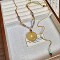Détail d'un collier ethnique tissé main avec perles d'agate grise et pendentif en jade jaune - Style Chinois Rétro Ping'an Kou (HN8955) / Café-Gris