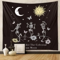 Dettaglio dell'arazzo da parete con sole, luna, scheletri danzanti e motivi floreali - 73X95CM / Scheletri Danzanti - Nero / Tessuto Spazzolato