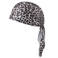 Durag à imprimé léopard avec longues queues et fini soyeux vu sous un angle de 45 degrés - Léopard Beige