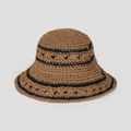 Dettaglio del cappello in paglia intrecciata con motivo a rombi e strisce nere - Taglia unica / Cammello