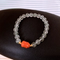 Nahaufnahme von S925 Silber Armband mit grünen Perlen und orangefarbenem Piyao - S925 Silber Grüner Phantomquarz Südroter Achat Stil