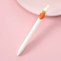 Penna a gel bianca con decoro a carota in silicone su uno sfondo rosa morbido - 3 Carota
