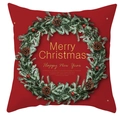 Détail d'une housse de coussin rouge de Noël avec couronne verte et texte doré - Couronne de Coeur Rouge Joyeux Noël