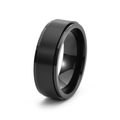 Detail eines 8mm schwarzen Spinner-Rings mit gebürsteter Textur und polierten Kanten - US 6 / Schwarz