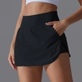 Detailweergave van de zwarte tennisrok met hoge taille, zijvak en gelaagde zoom - S / Zwart