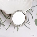 Dettaglio dell'accessorio specchio a cuore argento con diametro 41,7 mm e strass - Tondo / Argento