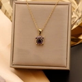 Détail du pendentif patte de chat avec zircons violets sur chaîne plaquée or 18 carats - Chaîne câble / Or + Violet