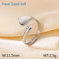 Anello aperto minimalista in acciaio inossidabile argento lucido su tessuto di seta beige - US 6 / Color Acciaio