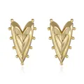Dettaglio ravvicinato di orecchini a cuore dorati con rivetti a sfera e finitura a specchio - Stile Cuore con Bordo a Grani (EA2097 Style 3) / Oro