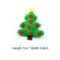 Vue détaillée d'un écusson sapin de Noël en peluche brodé mesurant 7 cm de haut - Sapin de Noël Avec Broche