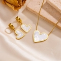 Detailansicht von Halskette und Herzohrringen aus vergoldetem Edelstahl Schmuckset. - K303 Weißes Muschel-liebesherz-set