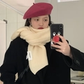 Bufanda gruesa de punto crema con etiqueta y boina roja para look de invierno - Blanco Roto