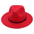 Détail du chapeau fedora rouge avec bande en cuir noir et boucle dorée - Bord Plat pour Enfants (54cm) / Rouge
