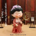 Statuina dama dinastia Tang in abito rosso con ventaglio d'oro, 7,5x6x13,5cm - Grande fiore viola