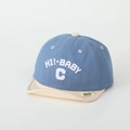 Dettaglio del ricamo HI! BABY C su cappellino per neonati in cotone blu e beige - 50cm (1-3 anni) / Blu