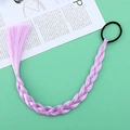 Dettaglio di estensione per capelli intrecciata viola con elastico nero su fondo verde - Viola