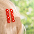 Lot de deux pinces à cheveux fleurs rouges en acétate avec de délicats accents blancs - 1 Paire de Barrettes Latérales Rouges
