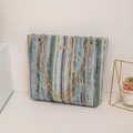 Bunte gestreifte Stroh-Eimertasche mit goldener Kette im modischen Boho-Stil - Blau
