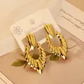 Goldene klobige Edelstahl-Ohrhänger mit gerippter ovaler Vintage-Geometrie - Gold Welle Unregelmäßig (28)