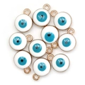Detailaufnahme von blau-weißen Evil Eye Emaille-Anhängern für DIY-Schmuckherstellung - 10 Stück / Weiß