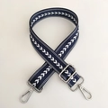 Makroaufnahme des dunkelblauen Nylon-Gurtes mit Pfeilmuster und silbernen Metallschnallen - Blau mit silberner Schnalle